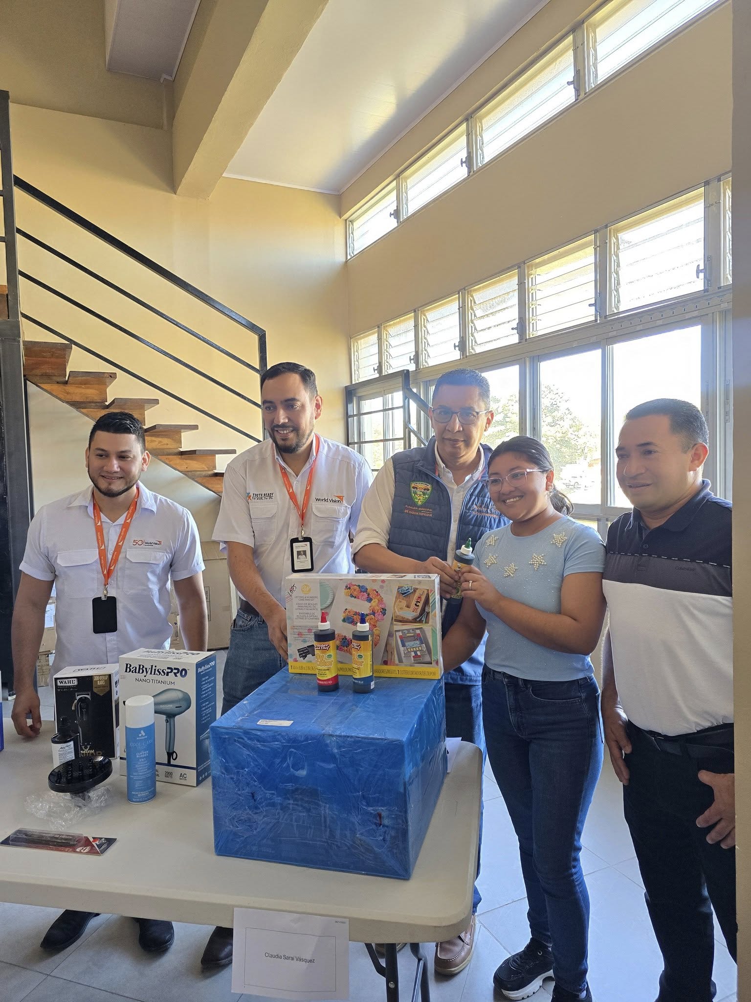 Entrega de Kits a 27 Emprendedores para Iniciar sus Negocios