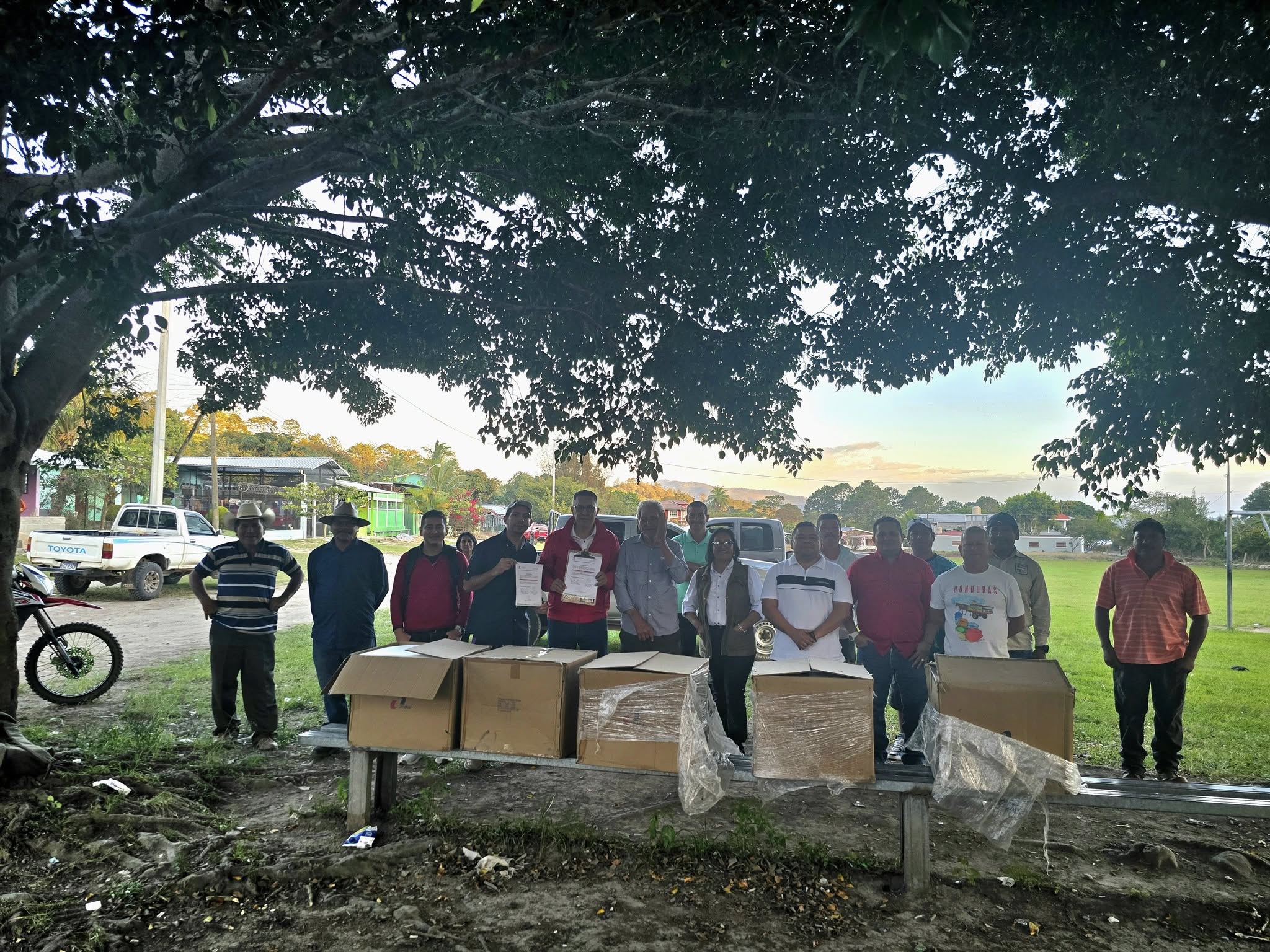 Compromiso con Chorreritas: Entrega de suministros para iluminación del campo deportivo