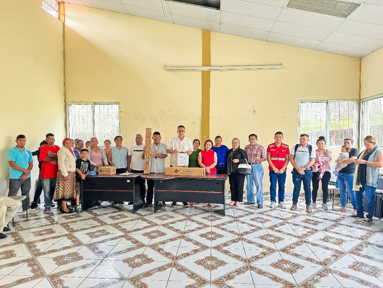 Entrega de suministros para equipamiento del pozo de Agua en la Colonia Noé Cruz Villeda
