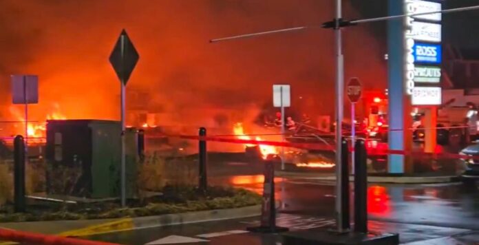 Al menos 6 muertos tras chocar un avión pequeño en zona urbana de Filadelfia, según medios