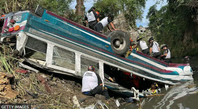 Más de 50 muertos tras caer un autobús desde un puente en Guatemala