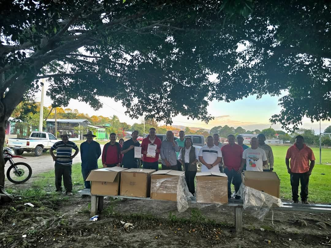 Compromiso con Chorreritas: Entrega de suministros para iluminación del campo deportivo