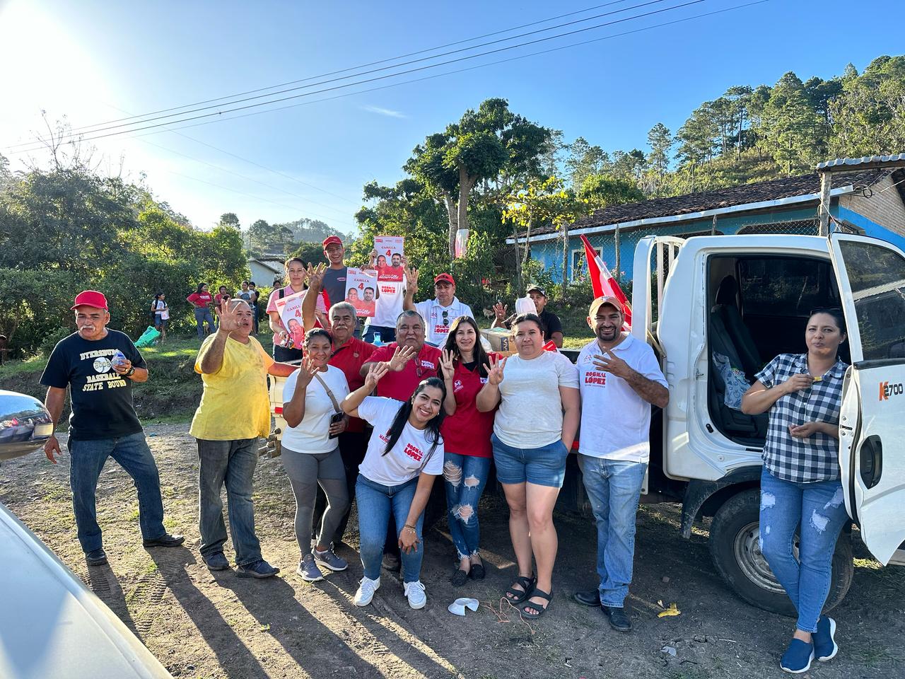 Precandidato Rognal H. López entrega kits escolares en El Caliche, Siguatepeque
