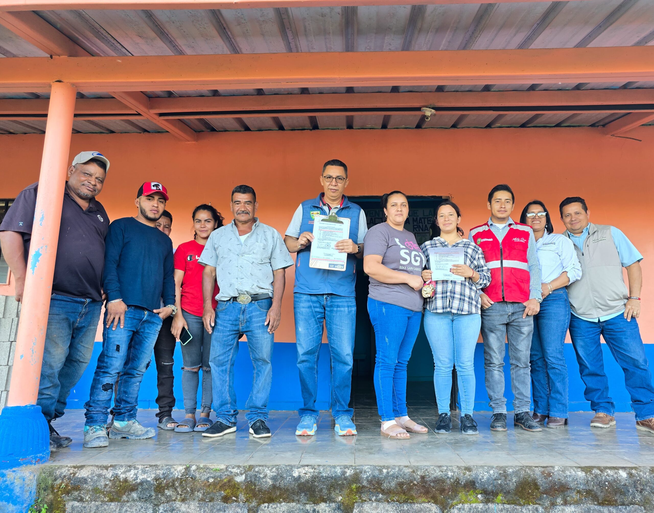 Finalizando jornada de entrega de materiales para Iglesia y Centro de Salud de Santa Cruz del Dulce