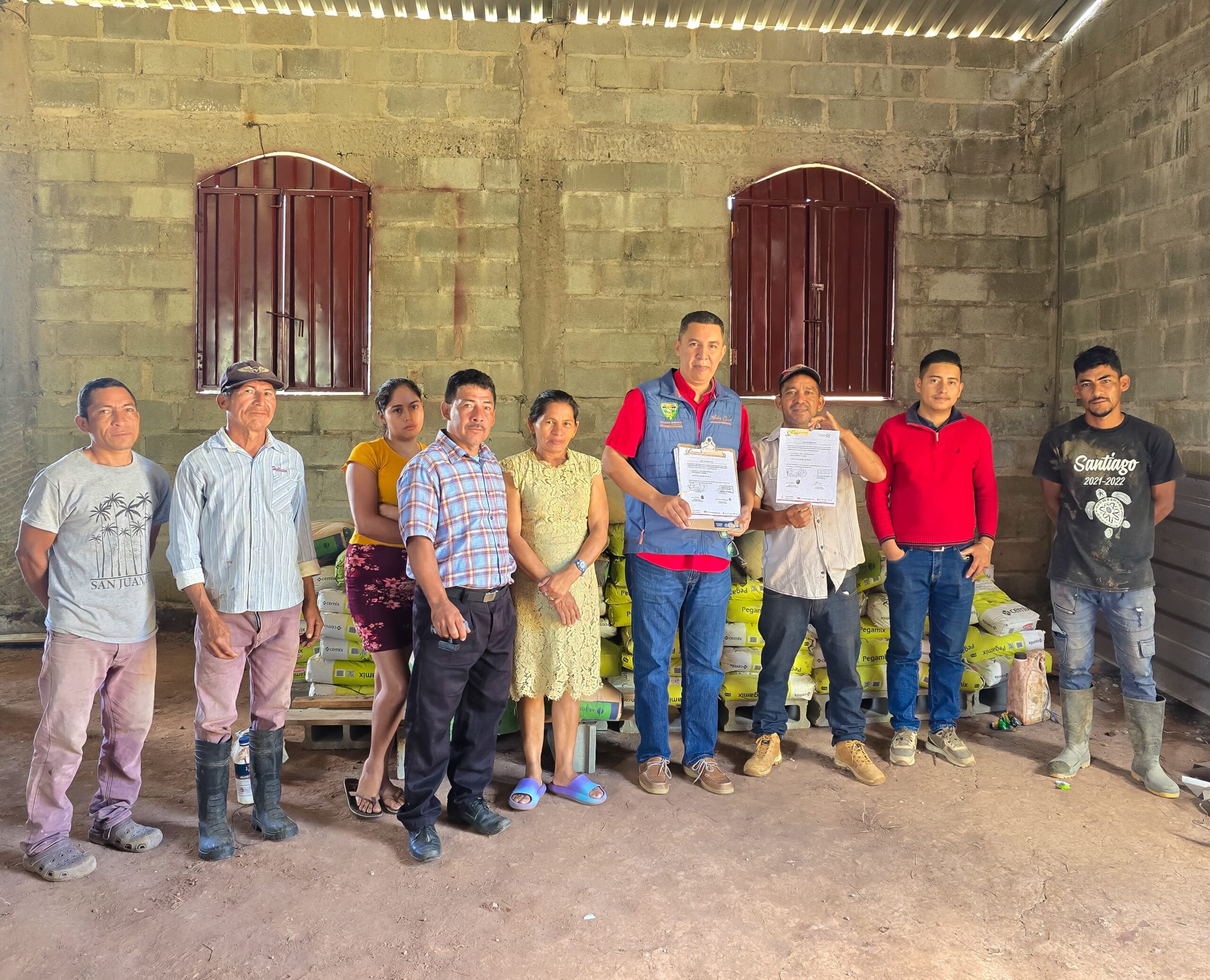 Alcalde Asley Cruz entrega Materiales para Mejoramiento de la Iglesia Católica en el Junco