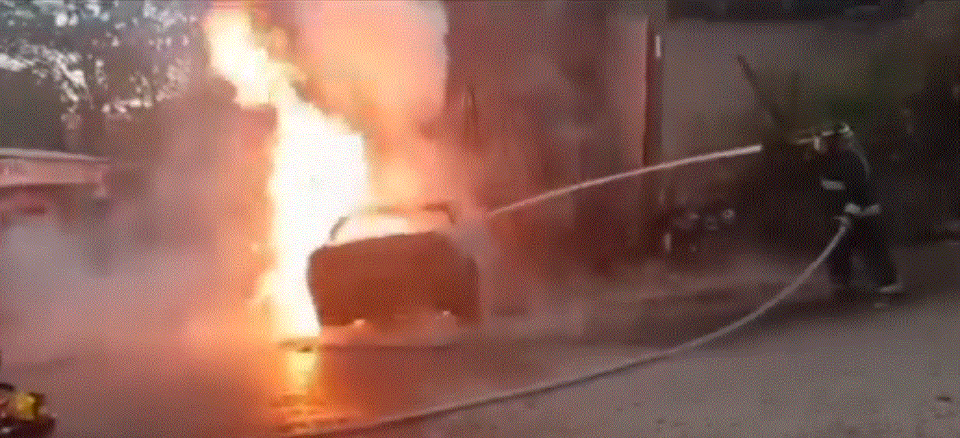 Hallan cuerpo calcinado dentro de supuesto taxi VIP incendiado en la colonia Kennedy de Tegucigalpa