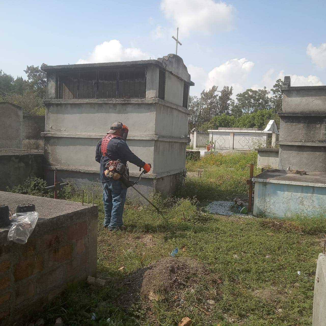 Labores de Limpieza en el cementerio de San Juan