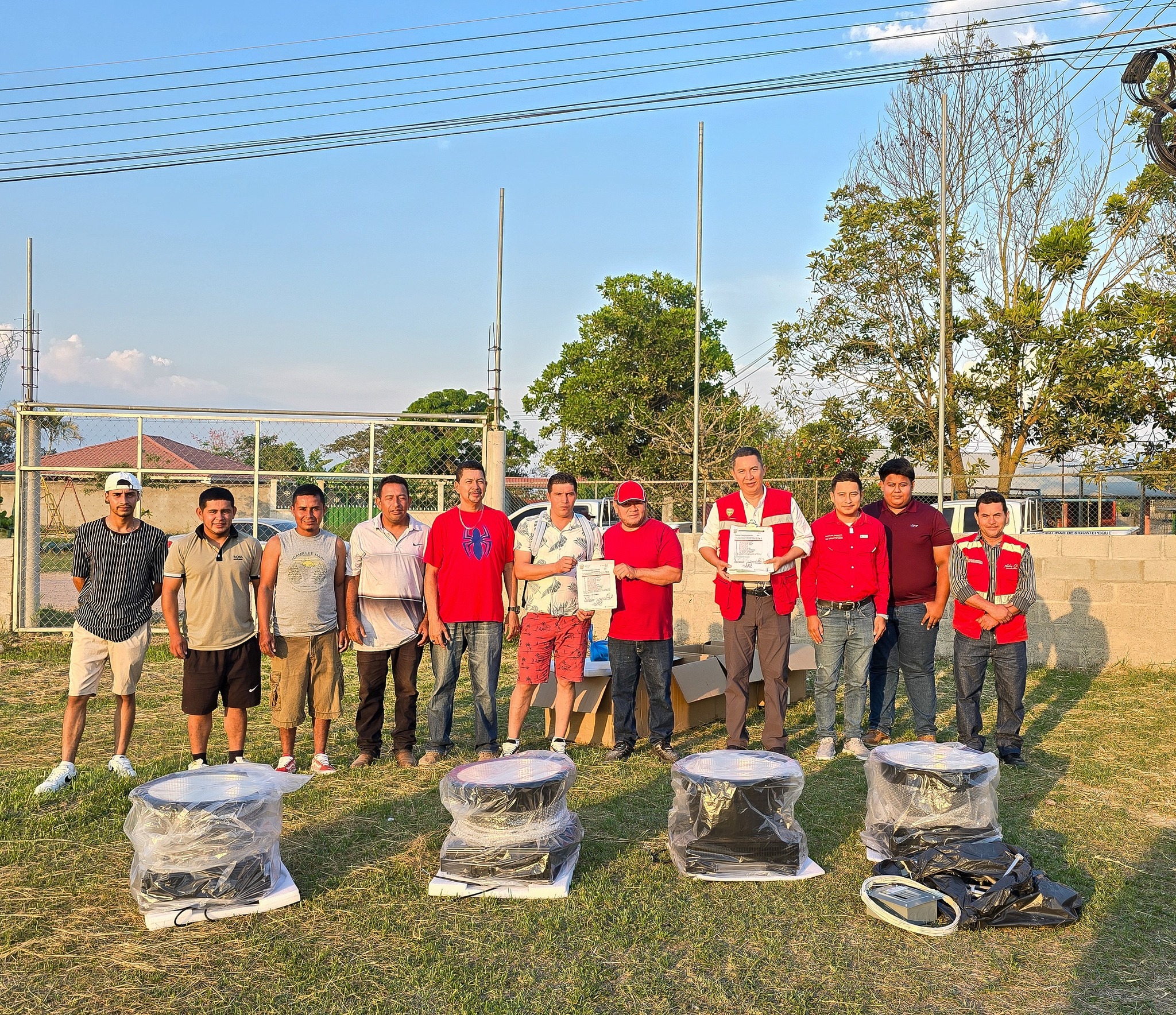 Entregamos materiales para proyecto de iluminación en Aldea El Rincón