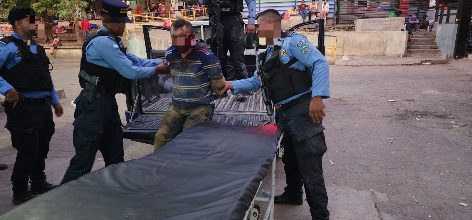 Empleado de la DLCN ebrio hiere de bala a tres miembros de la Policía Nacional, tras golpear a su pareja