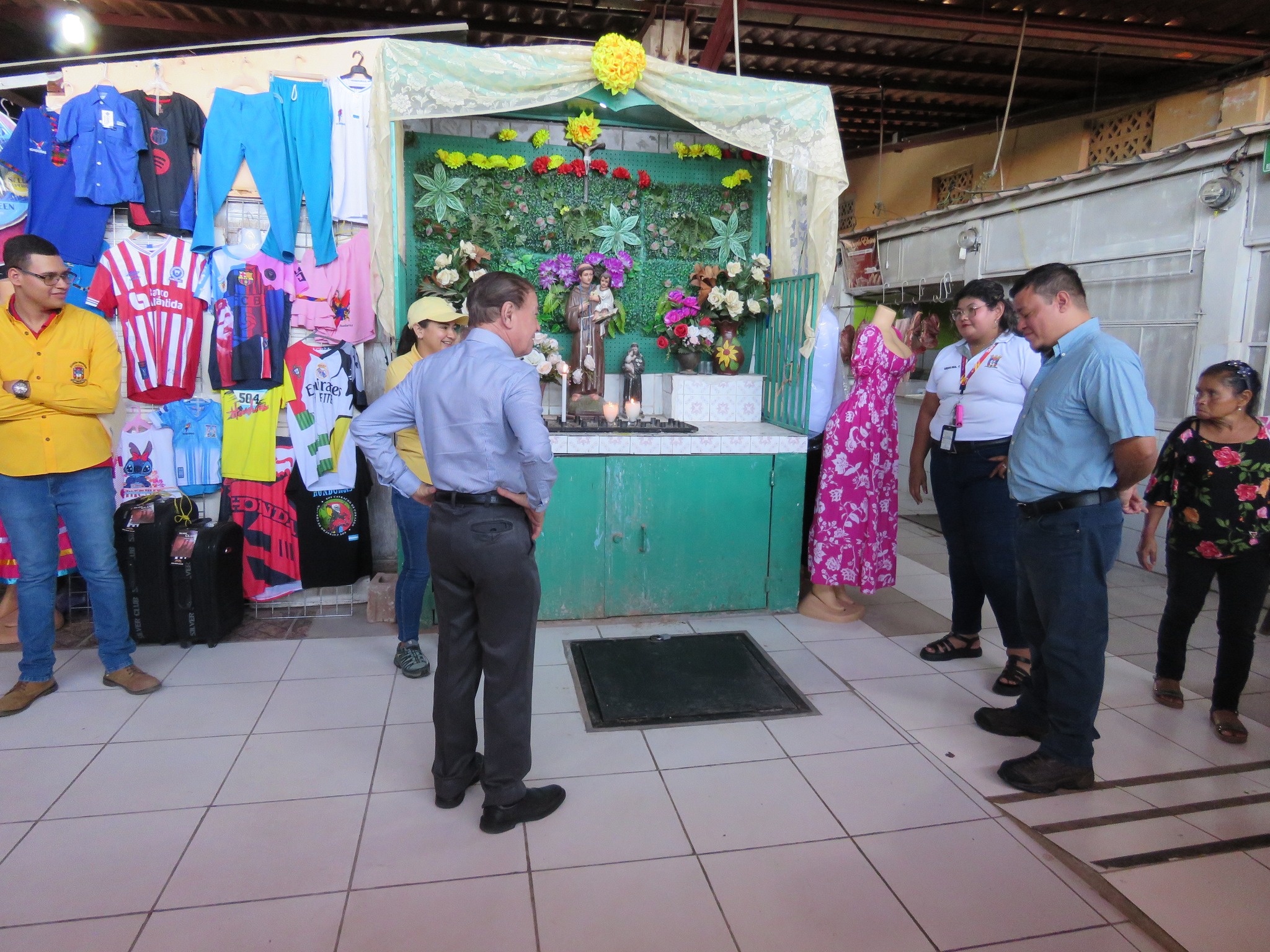 Alcalde Carlos Miranda entrega proyecto mejoramiento del Sistema Hidrosanitario a locatarios del mercado San Antonio