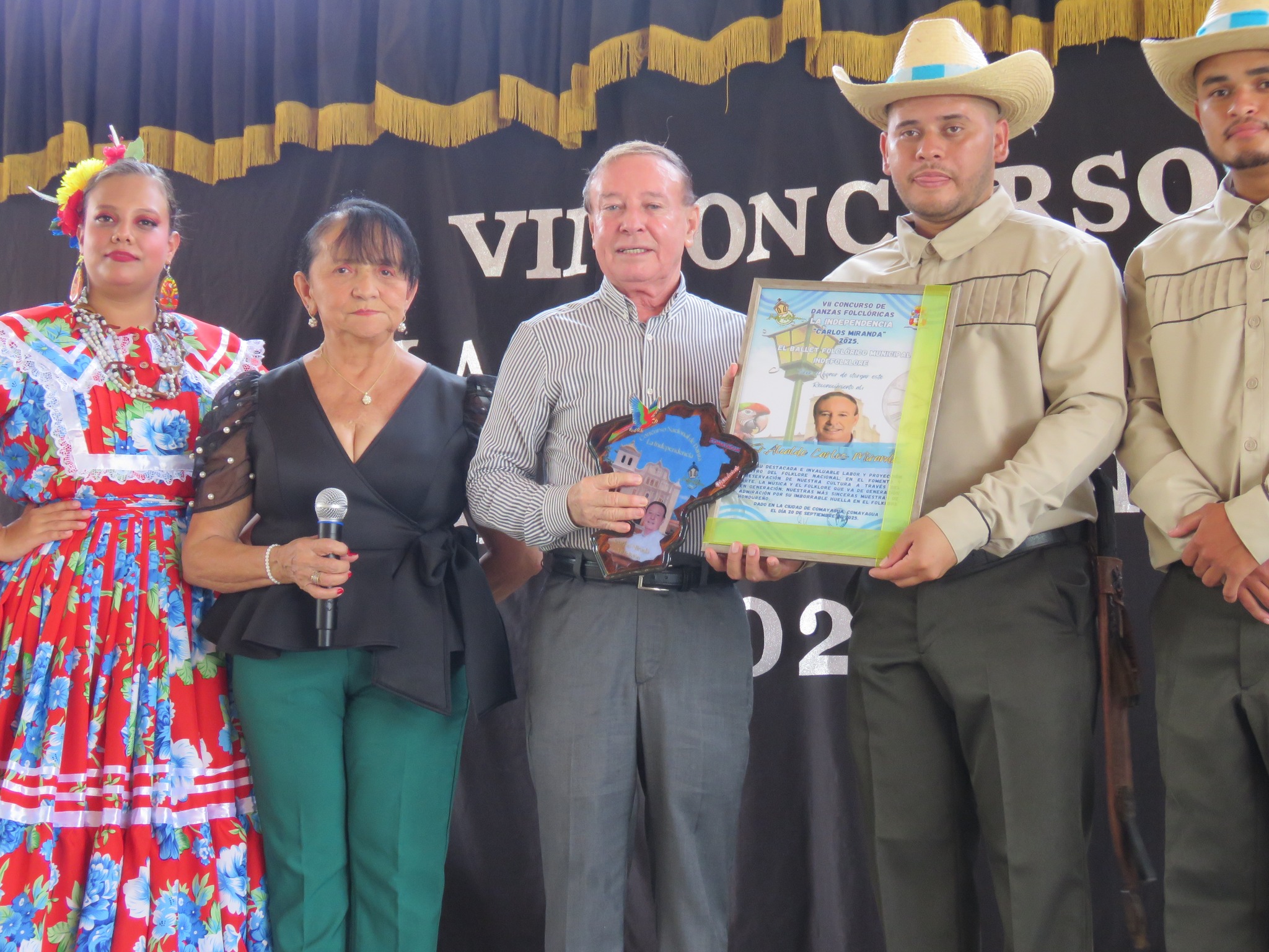 Alcalde Carlos Miranda recibe reconocimiento por su apoyo permanente al arte y la cultura de Comayagua