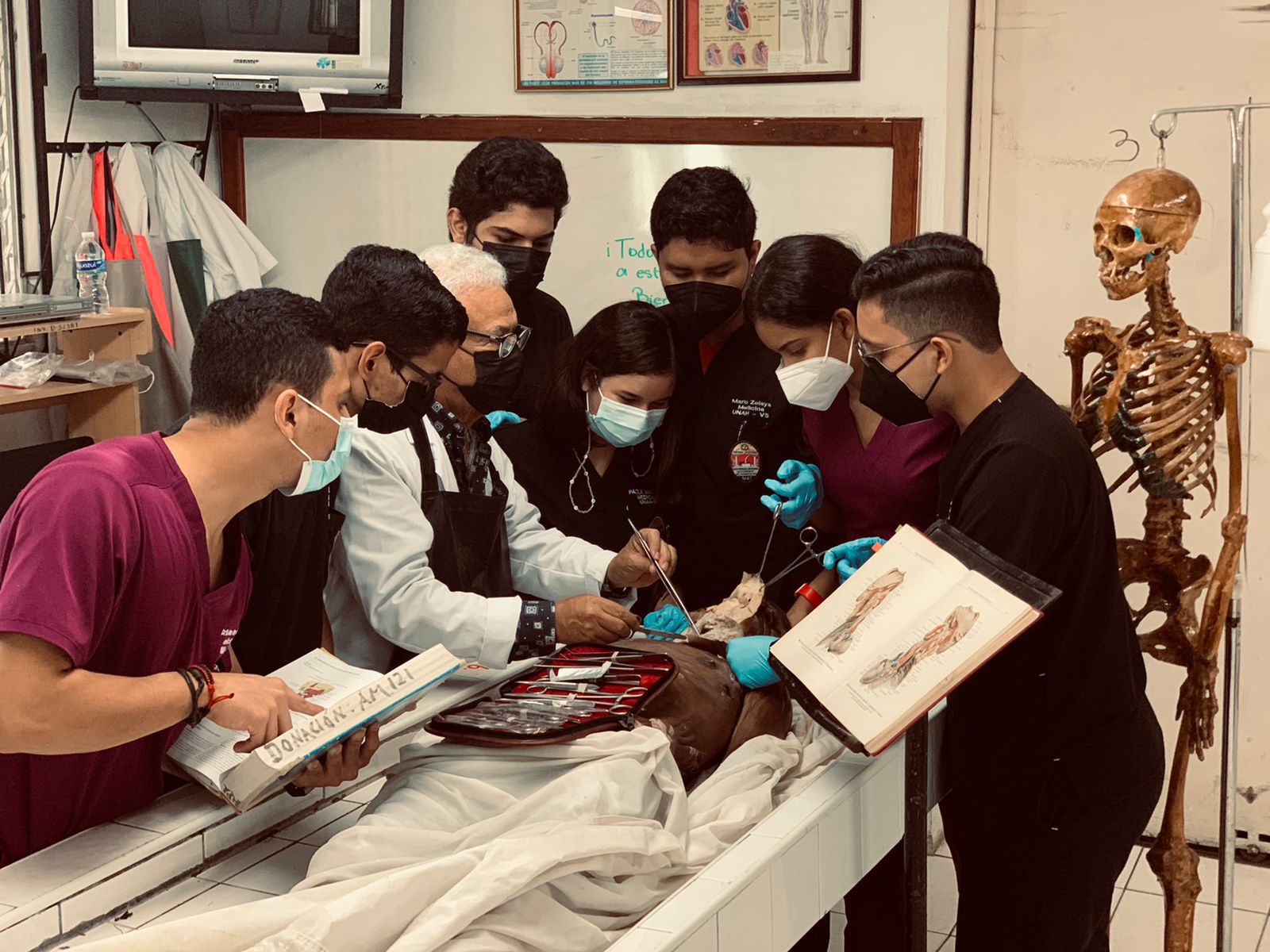 Manos Milagrosas y Corazón Servicial de un Emblemático Catedrático y Cirujano Plástico Hondureño